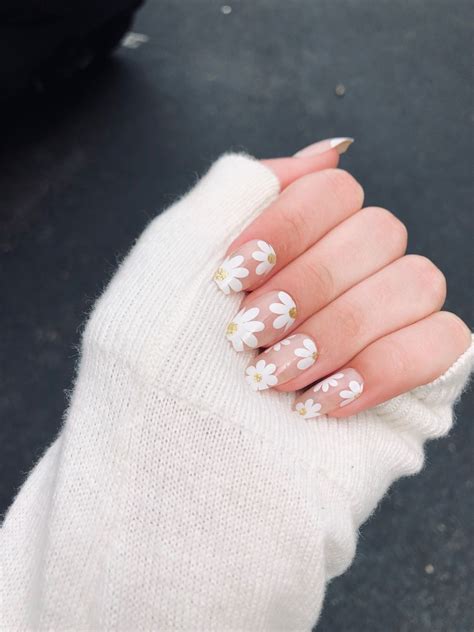 Daisy Nails Floral Nails Cute Spring Nails Summer Nails Subtle