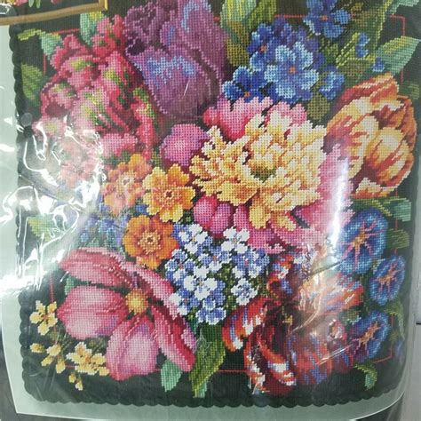 Dimensions Needlepoint Kit FLORAL SPLENDOR B. Baatz Hillman 14x14