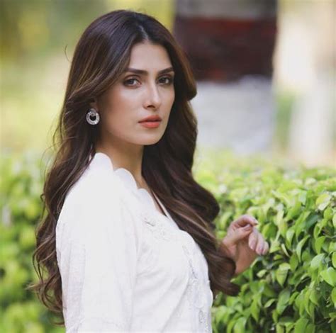 Ayeza Khan Warns Fans Against Fake Account