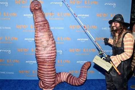 Heidi Klum feiert Halloween als riesiger Wurm