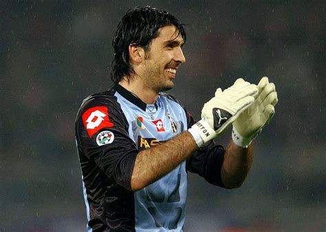 6,053,066 likes · 707,876 talking about this. Gigi Buffon è stato colto in flagrante: le critiche sono tante