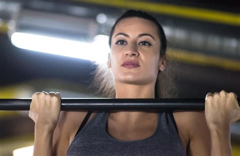 Premium Photo Young Muscular Woman Doing Pull Ups On The Horizontal