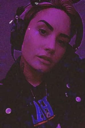 Demi lovato is ready to take her pixie cut to the next level. Demi Lovato Instagram Story January 31, 2021 - Star Style