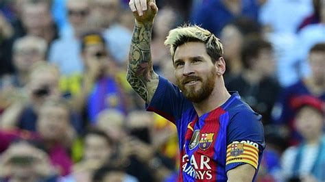 Jun 04, 2021 · messi serait désormais enclin à prolonger son bail de deux ans et aurait accepté de baisser son salaire (50 m€ annuels) de 50%. Barça : Le vrai salaire de Messi révélé, et il est ...