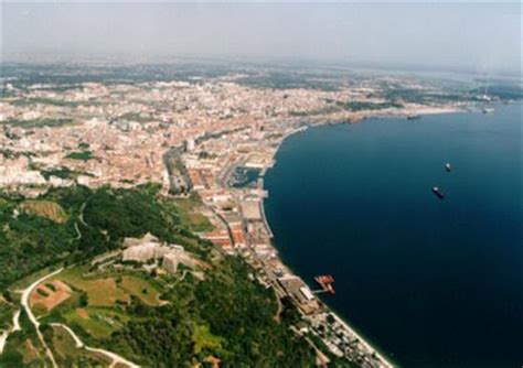 The population in 2014 was 118,166, occupying an area of 230.33 km2. Visita Portugal: visitar Setúbal