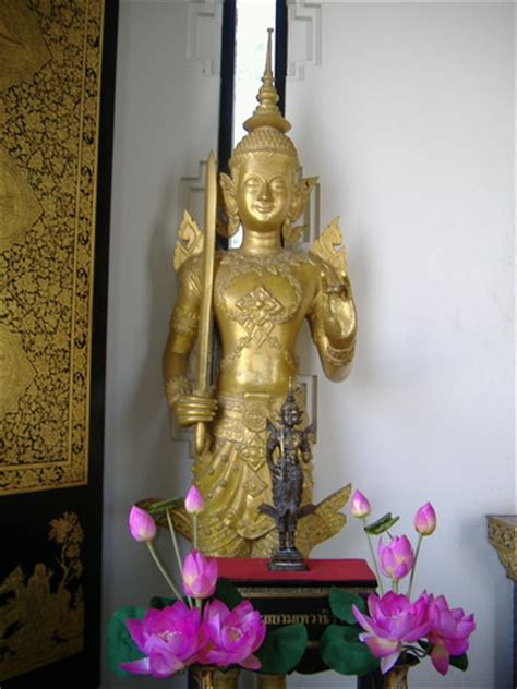 พระสยามเทวาธิราช พระสยามเทวาธิราช เป็นเทวรูป หล่อด้วยทองคำสูง ๘ นิ้ว ประทับยืนทรงเครื่องกษัตริยาธิราช ทรงฉลองพระองค์อย่างเครื่องของ. BlogGang.com : : บักจิ้ม : สานสัมพันธ์ 30 ปี ไทย-จีน ไหว้ ...