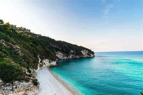 There is a road connection to the rest of the island, but driving from lixouri to argostoli involves a 30 km (19 mi) detour. Argostoli (Kefalonia), Řecko, Středozemní moře, Nejlepší ...