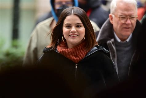 Selena Gomez Responds To Fans About Shaking Hands Because Of Lupus