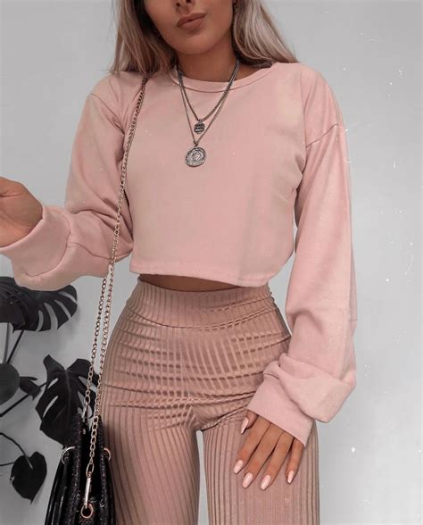 Como Vestir El Color Rosa Siemprechik Girly Outfits Mode Outfits Classy Outfits New Outfits