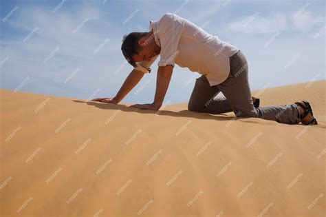 Premium Photo Man Walking Alone In The Sunny Desert He Is Lost And Out Of Breath No Water And