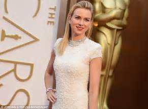 Naomi Watts Sparkles At The Oscars In White Sequined Gown Daily Mail