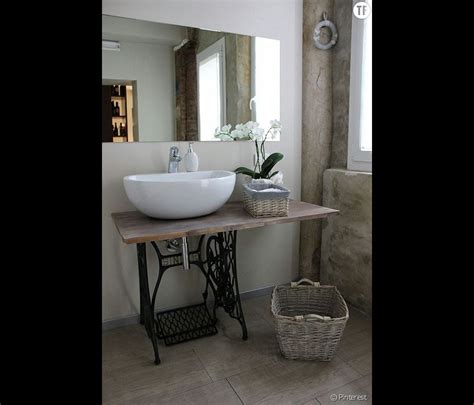 Dans cette salle de bains, tout est affaire de contrastes ! Décoration shabby : une salle de bain avec des meubles de récup - Terrafemina