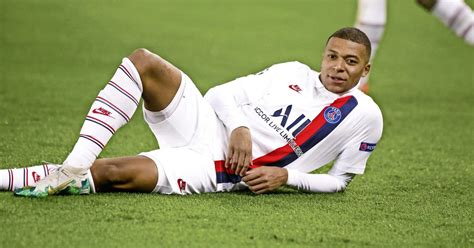 His father wifried mbappe comes from cameroon, his mother is the former handball player fayza lamari, who was born in algeria. Mbappé wil na EK ook naar Olympische Spelen | Voetbal ...