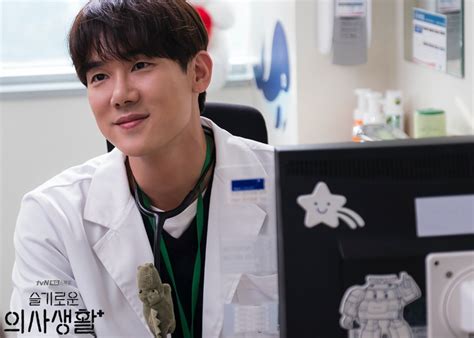 A place where birth and end of life are witnessed on a daily basis. "Hospital Playlist" (2020 Drama): Cast & Summary | Kpopmap
