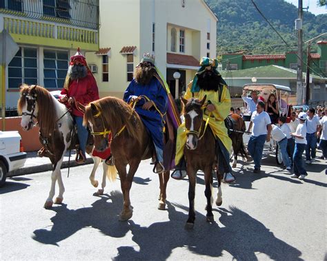 Los reyes magos es la tradición española más querida entre los niños durante la navidad. Desfile de Reyes Magos - Three Wise Men Parade - Adjuntas,… | Flickr