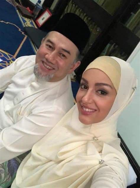 The son, tengku ismail leon petra, was born on may 21 to sultan muhammad v, or his full name tengku muhammad v faris petra, and ms oksana voevodina. Gambar YDP Agong, Sultan Muhammad V Kahwini Wanita Rusia ...