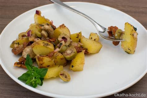 Warmer Kartoffelsalat mit getrockneten Tomaten