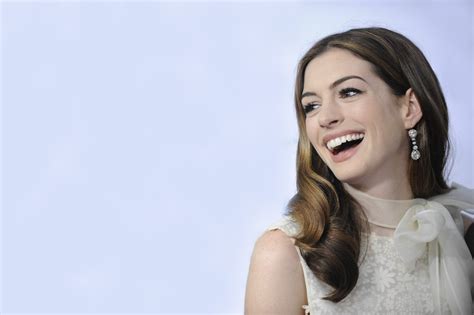 Anne Hathaway Wallpaper Anne Hathaway 13 Wallpaper Hd Diaries Of A