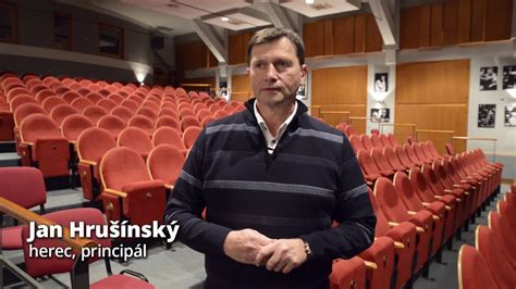 Člověk z divadla na jezerce. Jan Hrušínský - proč je důležité jít volit (2. část) - YouTube