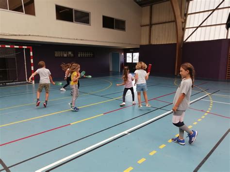 Coopérer et s'opposer la classe s'est mise à un nouveau sport : Escrime bouteille en CE2-CM1 - Ecole du Sacré Coeur ...