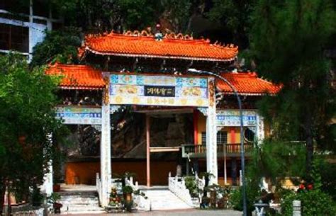 Although the temple was built in 1912, the present exterior dates back to 1950. Ipoh: Sam Poh Tong Cave Temples - TripAdvisor