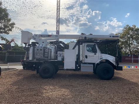 Terex Xt Pro 70 Rear Mount Bucket Truck With Flotation Tires With
