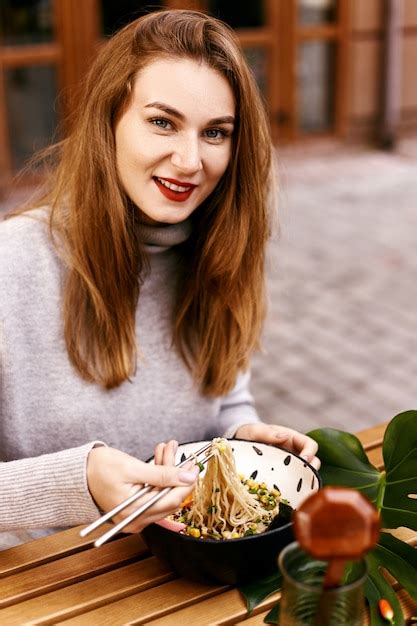 Premium Photo Young European Girl Eating Ramen