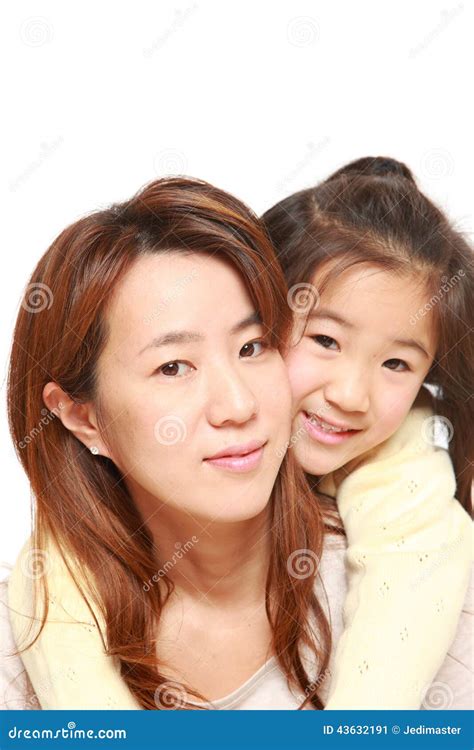 Mère Japonaise Donnant à Sa Fille Le Ferroutage Image Stock Image Du