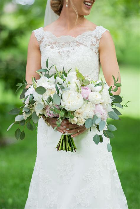 Bouquet Size And Style Guide Michigan Wedding Florist
