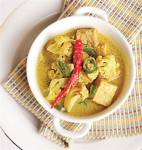 Masukkan buncis dan kembang kol, aduk rata masak hingga sayuran agak layu. Tumis Kembang Kol Dan Tempe / Resep Tumis Kembang Kol ...