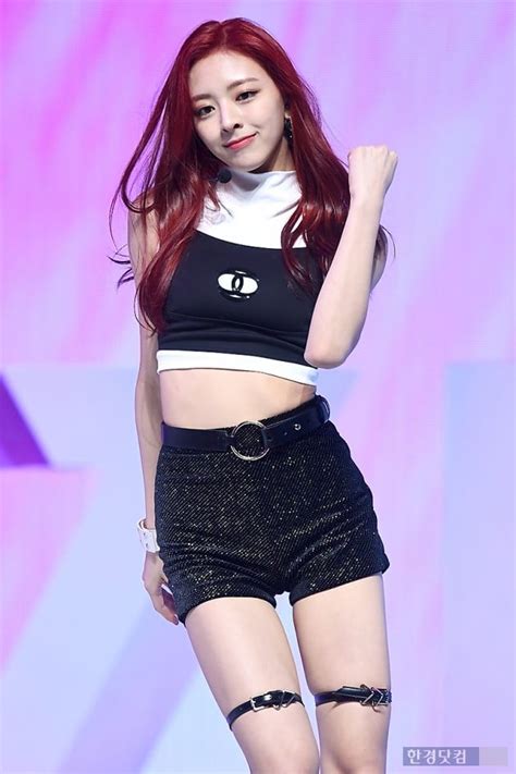 Discover more posts about 유나. 포토 ITZY 유나 눈 뗄 수 없는 미모 | 한경닷컴