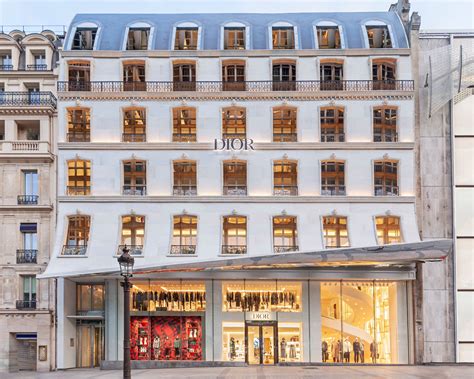 Paris Dior Ouvre Une Nouvelle Boutique Grandiose Sur Les Champs