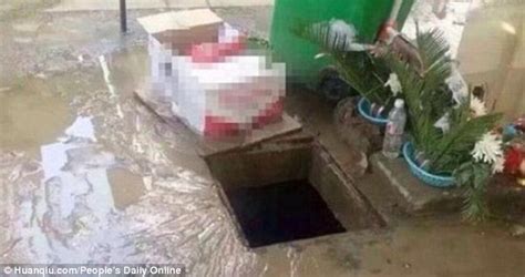 Chinese Girl Falls Into A Manhole And Goes Missing After Neighbour