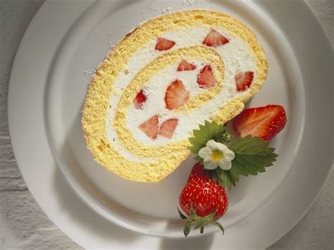 Dazu 100 g mohn wird gewaschen. Roulade mit Erdbeerfüllung | Rezept | Lebensmittel essen ...
