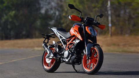 It is available in silver metallic and ceramic white colour options that come with orange. KTM 390 Duke 2017 - Price, Mileage, Reviews, Specification ...