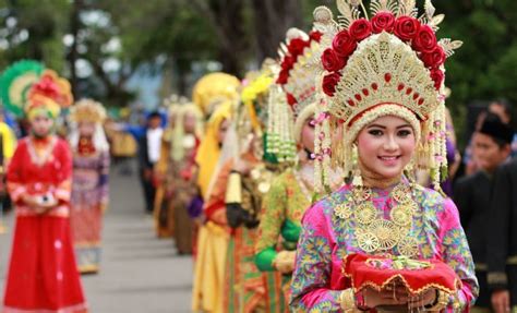 10 Most Popular Traditional Clothes Of Indonesia Vlrengbr