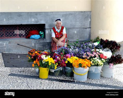 portugal traditional costume banque de photographies et d images à haute résolution alamy
