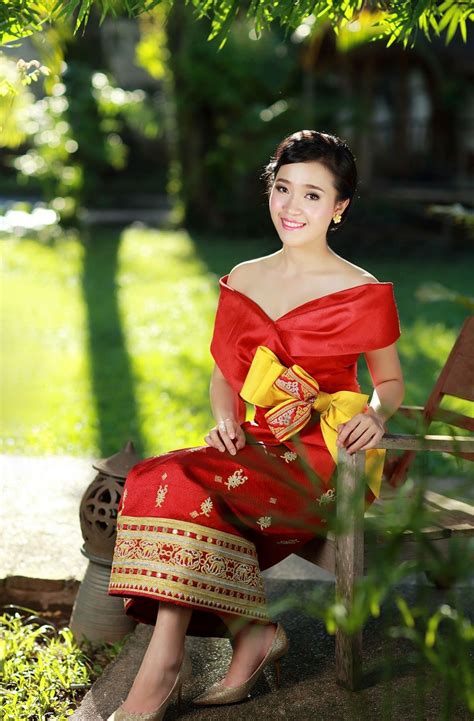 Pin By 윤수 신 On Lao Sinh Couture Collection Traditional Dresses Asian Fashion Traditional Fashion