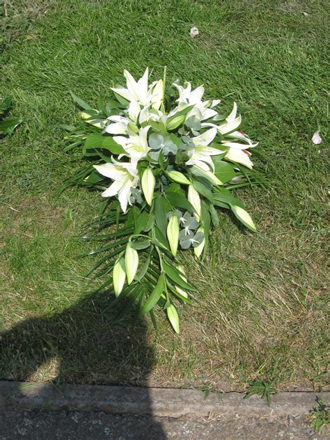 The most common mum funeral flowers material is metal. mum funeral flowers :: IMG_1120.JPG