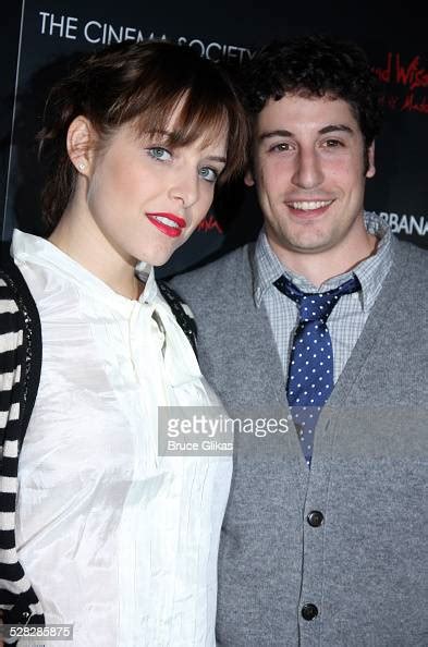 Jenny Mollen And Husband Jason Biggs Pose At A Screening Of Filth And ニュース写真 Getty Images
