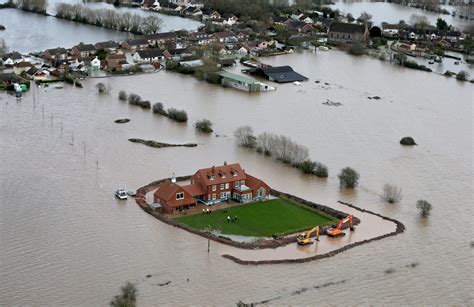 100 Mph Winds 22 Surreal Photos From The Massive Uk Flooding That