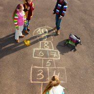 Juegos tradicionales para niños para jugar en familia, en la para comenzar el juego de la rayuela, los niños deben dibujar sobre el suelo un tablero de 10 cuadros grande con. Juegos populares: ¡los 10 más tradicionales!
