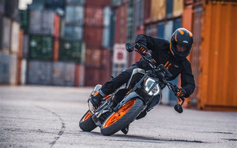 Zazáří všude tam, kde záleží na mrštnosti a perfektní ovladatelnosti. KTM 390 Duke 2021