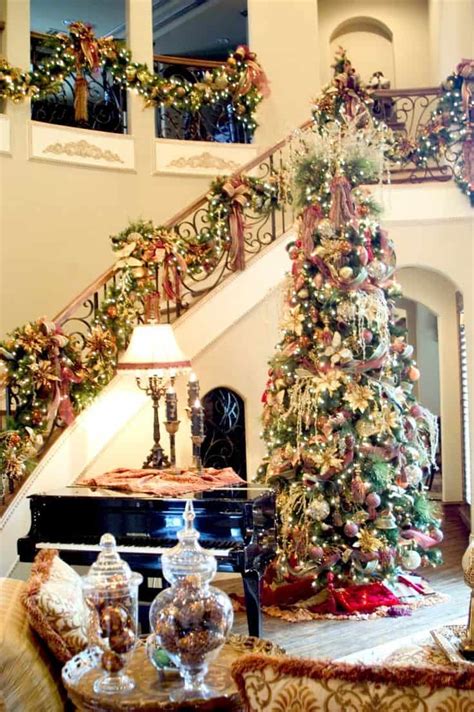 Why do we decorate our houses at christmas time? 20 Magical And Crafty Ways To Decorate An Indoor Staircase ...