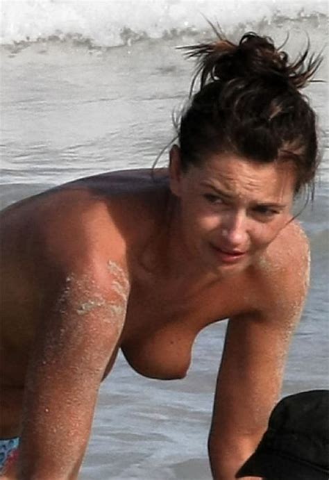 Paulina Porizkova Exposing Her Nice Tits On Beach Paparazzi Pictures