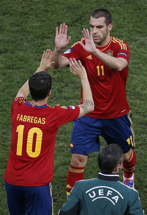 Das endspiel wird im römischen olympiastadion auf den großbildschirmen live übertragen. EM 2012: Spanien hat vor dem Endspiel drei große ...