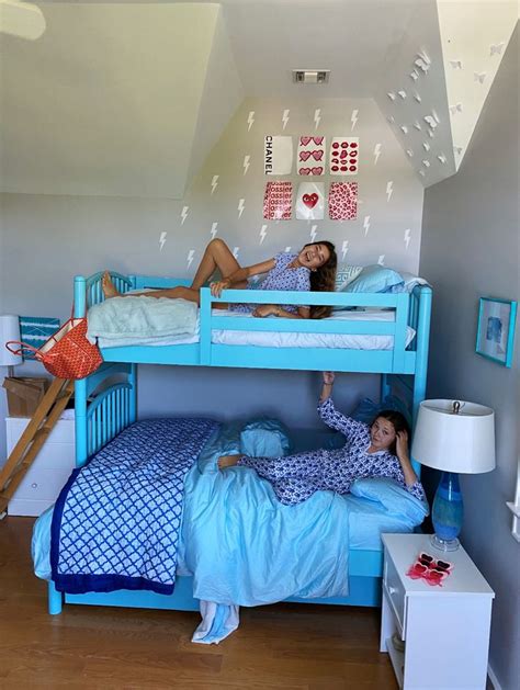 brother and sister share hotel room bestroom one