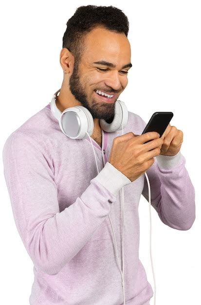 Retrato De Un Hombre Afroamericano Joven Alegre Que Escucha La Música