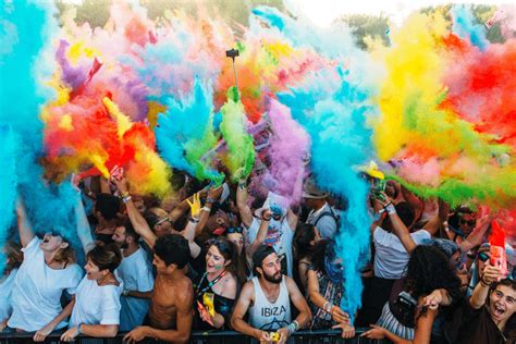 Een Kleurenfeest Of Holi Party Organiseren Met Kleurenpoeder