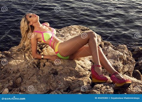Sexy Blonde Frau Im Bikini Der Auf Sommerstrand Aufwirft Stockbild